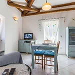 Casa Saina アパート ロヴィニ